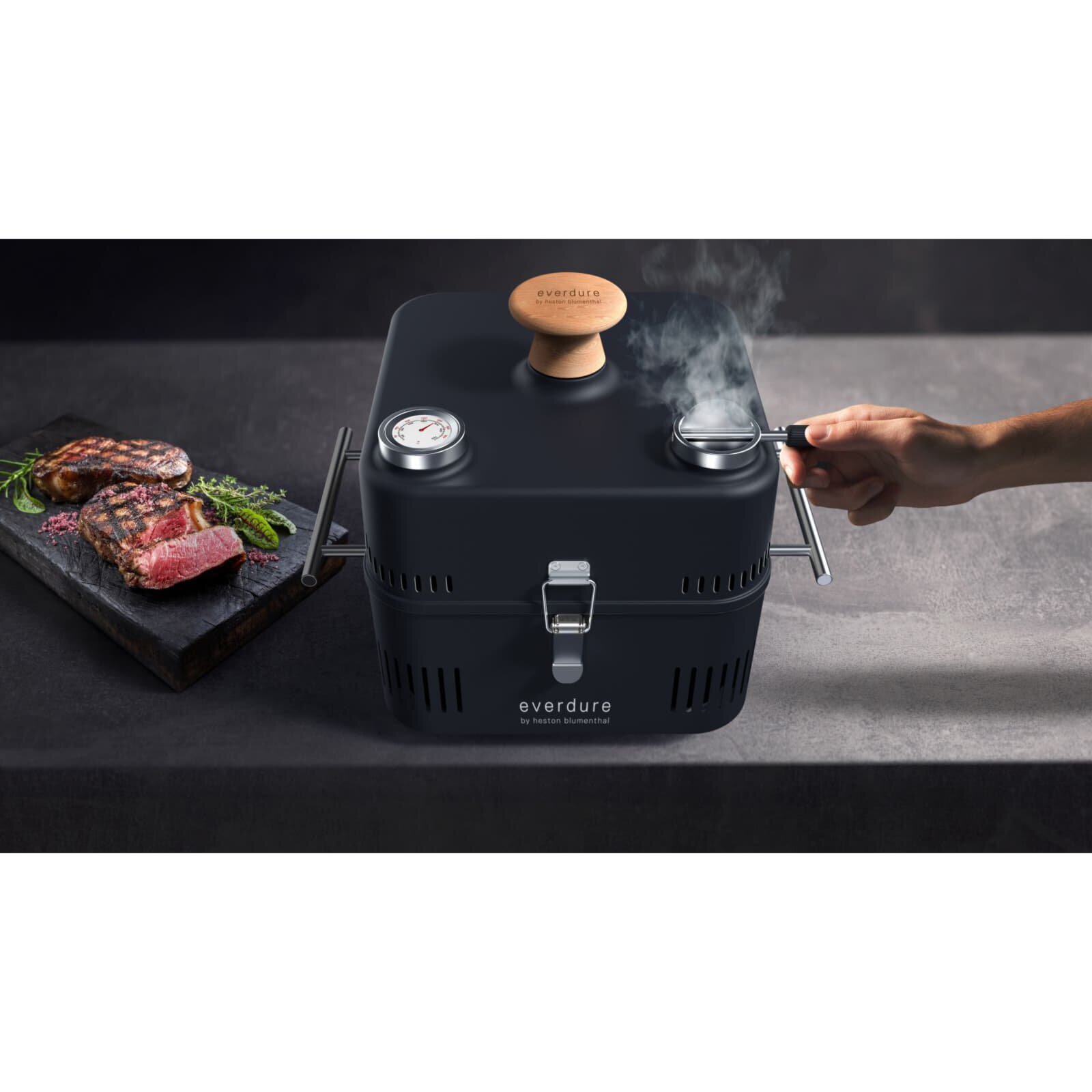 tragbarer Holzkohlegrill Everdure ehd Cube 360, all black