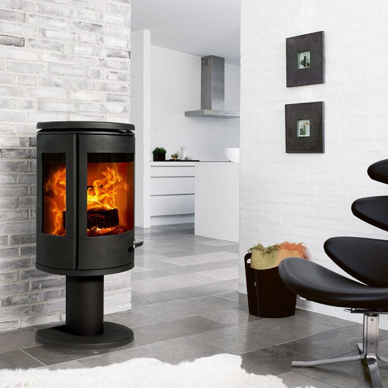 Kaminofen Gussofen Morsoe 7948 auf Säulenpodest - 7,3 kW