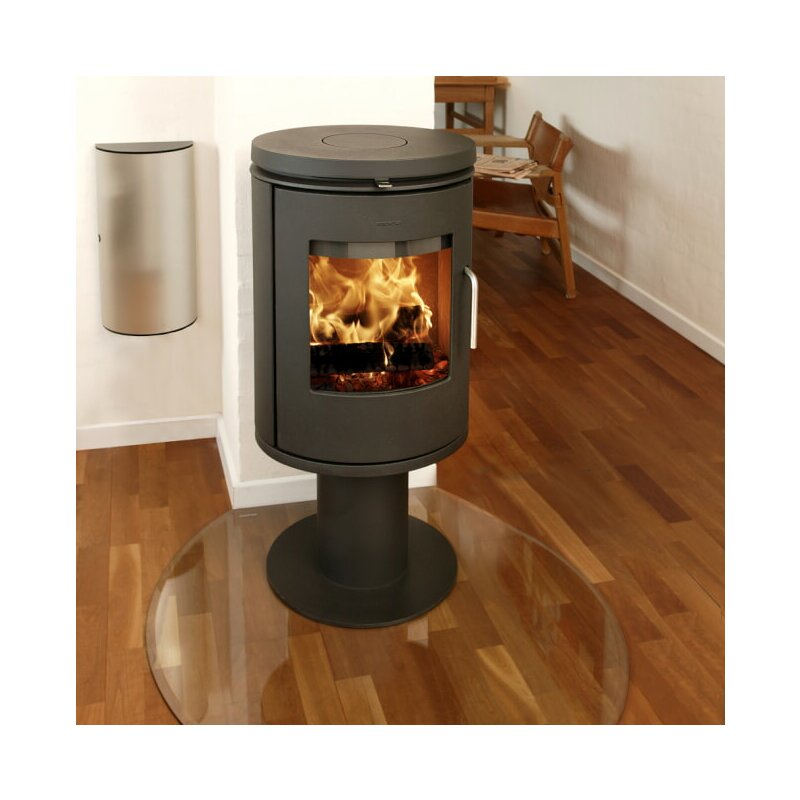 Kaminofen Gussofen Morsoe 6148 auf Säulenpodest - 5,8 kW