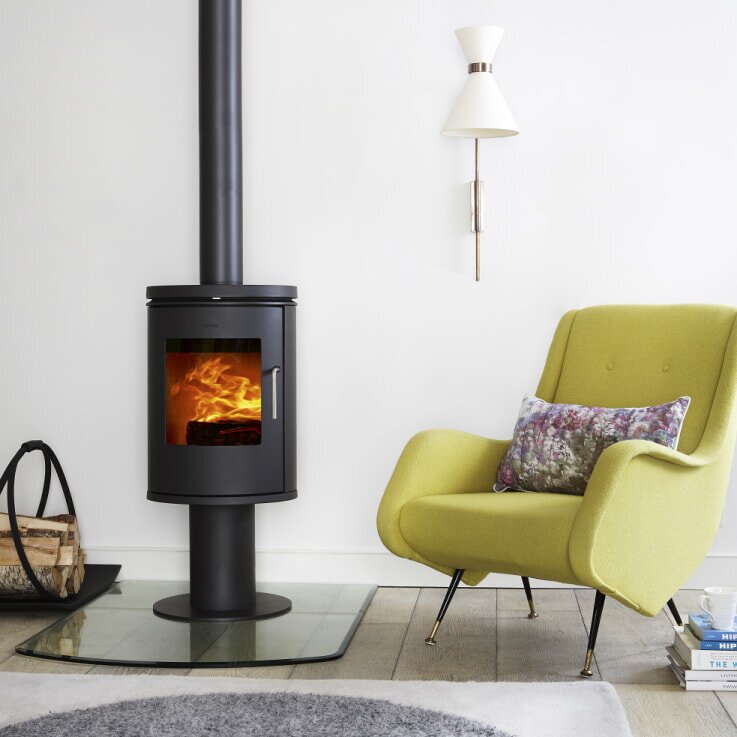 Kaminofen Gussofen Morsoe 6148 auf Säulenpodest - 5,8 kW