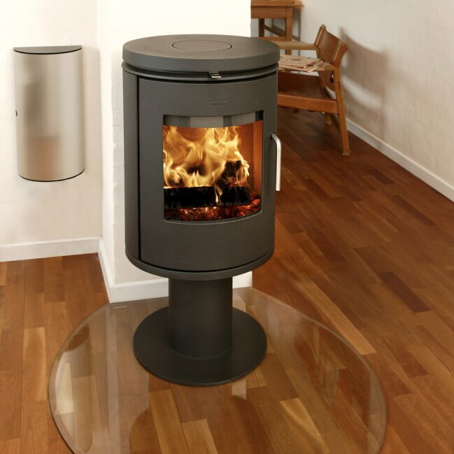 Kaminofen Gussofen Morsoe 6148 auf Säulenpodest - 5,8 kW