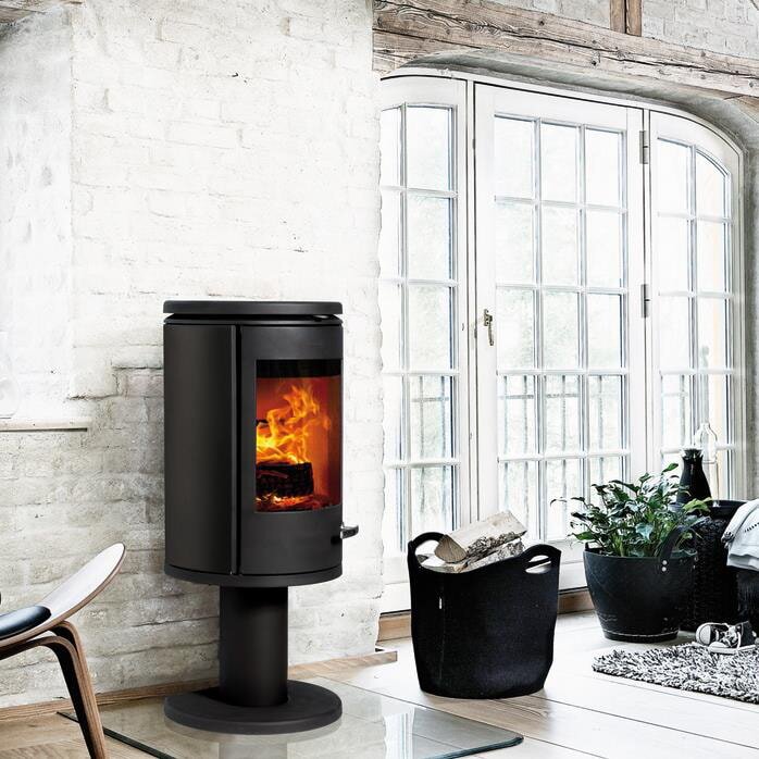 Kaminofen Gussofen Morsoe 7848 auf Säulenpodest - 7,3 kW